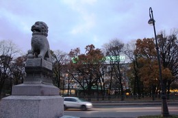 Осенний сон / Тема осенний сон представляется фотографией &quot;Поздняя осень на Петровской набережной в Санкт-Петербурге&quot;Трофеи из далёких стран, 
Подарки от вельможей важных,
 На молодые земли Храм
 От Знаний просветлённых разных. 

Там от Египта Львы стоят, 
Там сфинксы из страны далёкой, 
У Домика Петра роман: 
России и окраин оной!

 От Поднебесной для Пальмир 
Был установлен Лев-Лягушка: 
Как символ силы у луны,
Благополучия из пушки! 

Лев Будды, так толкуют нам, 
По - русски названа скульптура, 
От Императорской семьи 
И чтобы надолго хватило! 

Неброский скромный дом стоит. 
под охранением Ши цзы, 
И каждый с трепетом души 
Взирает: здесь вот он творил!