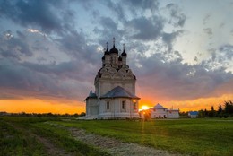 Солнечный проблеск / В 1675 году по указу царя Алексея Михайловича, на месте деревянного храма началось строительство каменной церкви, которое завершилось в 1677 году.