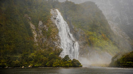 &nbsp; / Новая Зеландия Водопад от изобилия дождей