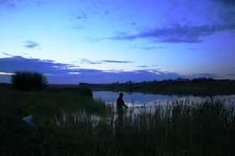 наедине с тишиной / рыбак,пруд,тишина