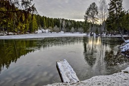 Замерзающий пруд / Осень