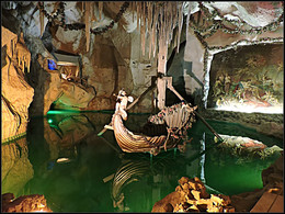 Грот Венеры / Грот Венеры - искусственная пещера высотой более 10 м. Здесь по инициативе Людвига Второго Баварского ставили сцены из опер Вагнера, чаще всего «Тангейзера». Недалеко находится замок Линдерхоф.