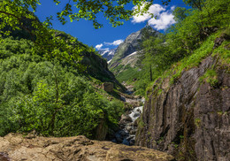 Pro &quot;Чертову мельницу&quot; / Этот водопад расположен в ущелье, даже скорее сказать, каньоне реки Аманауз, всего в 40-45 минутах подъёму в горы от центра поляны Домбая.
http://www.youtube.com/watch?v=xED829YaqOY