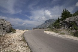 Дорога в облака / Черногория. Горный серпантин в Боко-Которском заливе.
