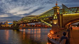 Мост Богдана Хмельницкого / Арочный пешеходный мост через Москву-реку в Москве. вблизи Киевского вокзала.