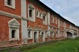 Келейный корпус / Построен по линии старой монастырской стены в 70-80 годы ХVII века в Ярославле