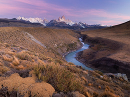 ЗАТЕРЯННЫЙ В ХОЛМАХ / Небольшой, но живописный каньон удачно спрятался среди холмов, недалеко от местечка Эль Чалтен, Патагония. Немногие из приезжающих на гору Фицрой, знают об его существовании