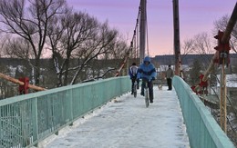 Минздрав предупреждает / Минздрав предупреждает - опасно кататься по скользкой зимней дороге в вечернее время на велосипедах.