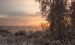 про солнышко / выглянуло солнышко, блещет на лугу
я на встречу солнышку весело бегу
и ромашки белые рву я на бегу
я веночек сделаю, солнышко вплету
 (дет. песенка)