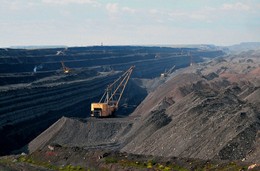 Угольный карьер / Ступенчатая вскрыша грунта к угольным пластам. На глубине 65 метров пласт толщиной 10 метров. Хакасия!
