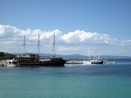 Пиратский корабль на рейде / Pirate ship at anchorage