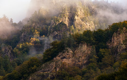 Осень и туман на скалах / в горах