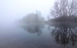 Так хочется поверить .... / В тумане нет ответов на вопросы,
Они иль за туманом, или перед…
Туман уверенность твою развеет,
И суть её в сомнения отбросит.

Он развлечётся, хитро ухмыляясь,
Чтоб с толку сбить, пошлёт свои знаменья,
В которые так хочется поверить…
Хотя они ни разу не сбывались.
ИНЕТ
