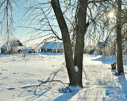 подвески зимы / солнце, мороз, снег кругом, деревня