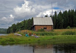 У рыбацкого домика / Домик у озера, куда много посещают любителей рыбалки и охоты!