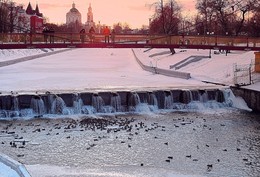 Кормление уток / Люди подкармливают уток в декабрьские морозы