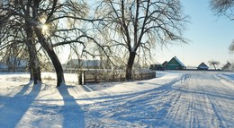 на деревне / зима в разгаре, утро, солнечный день