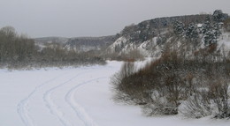 Вид с моста на реку Томь и гору, а между ними автотрасса / [img]http://s017.radikal.ru/i432/1612/b6/545fb79f16e4.jpg[/img]