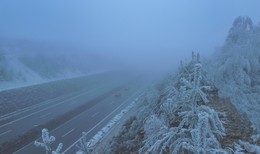 Дорога, уходящая в туман / Туманная изморось накрыла автобан