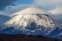 Шляпа для вулкана / Камчатка. 
Словно китайская шляпа, лентикулярное облако укрыло вершину вулкана Ключевской.
https://www.instagram.com/ratbud/