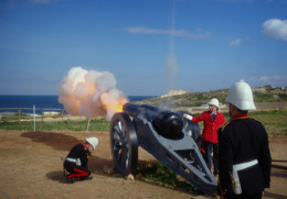 F I R E !!! / На Мальте до сих пор постреливают артиллеристы ЕЁ Величества...