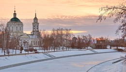 Зимний город / Зимний город на заходе солнца.