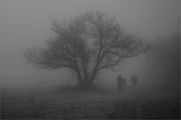 Беседа / случайные прохожие в туманний день