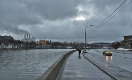 Второй день нечетного года ... / &quot;Твой Новый год по темно-синей
 волне средь моря городского
 плывет в тоске необъяснимой,
 как будто жизнь начнется снова,
 как будто будет свет и слава,
 удачный день и вдоволь хлеба,
 как будто жизнь качнется вправо,
 качнувшись влево ...&quot;
 И.Бродский