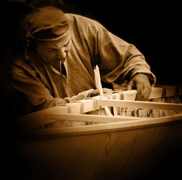 Тайны ремесла / Мастер строит лодку из бересты