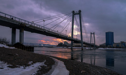 Хороший год / Подвесной мост, связывающий город Красноярск с зоной отдыха и спорта - островом Татышев.