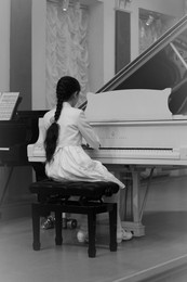 &quot;Уроки музыки&quot; / девочка за фортепиано