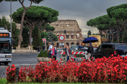 Гулял по Риму огромный синий зонтик.... / Осень