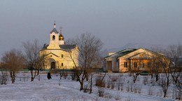 Верующим Богово, предпринимателям торговое / В годе живут рядом церковь магазины.