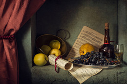 Желтые яблоки и черный виноград / Натюрморт в нише с яблоками и виноградом в голландском духе