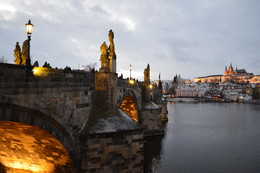 *Карлов мост. Прага** / Карлов мост – одна из главных архитектурных и исторических достопримечательностей Праги - столицы Чешской Республики. Известное средневековое сооружение, пересекающее реку Влтаву, соединяет два района – Старе Место и Мала Страна. Входит в число самых древних мостов Чехии.