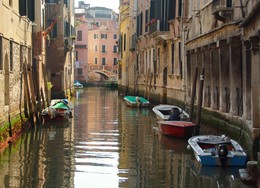 Сонные лодки... / Сонное утро на тихой венецианской улочке...