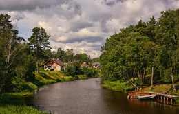 У реки / Небольшой латвийский портовый городок Павилоста расположен на берегу Балтийского моря в устье реки Сака.
Славен чистыми пляжами и особой притягательностью для серфингистов.