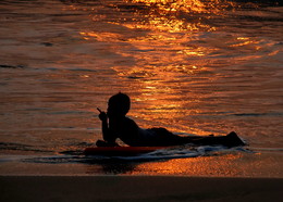 В золоте заката / Индонезия. г.Аньер, мальчишка-серфингист.