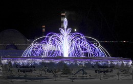 Световой фонтан в зимнем парке. / Световой фонтан в зимнем парке.