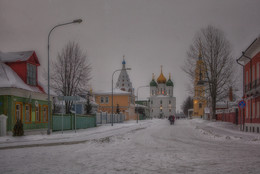 Пешком по Коломне / Один из древнейших и красивейших городов Подмосковья, крупный промышленный центр и транспортный узел, речной порт на Оке. Условно город упоминается в Лаврентьевской летописи под 1177 год как уже существующий, однако по последним раскопкам основание города относят к 1140—1160 гг. В городе частично сохранился редкий памятник древнерусского оборонительного зодчества — Коломенский кремль.