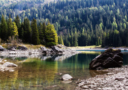 &nbsp; / Der Obernbergsee liegt oberhalb des Ortes Obernberg am Brenner. 
Diese Aufnahme entstand im Herbst 2016