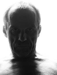 Как прекрасен этот мир, посмотри ... / Ты не можешь не заметить, -
Соловьи живут на свете
И простые сизари ...