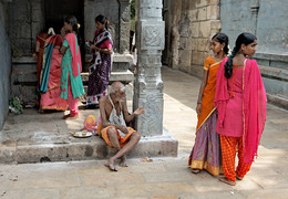 Уличная сценка / Странник и и девушки в храмовом комплексе в Тричи, Тамилнад
