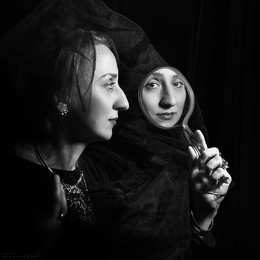 Женщина в зеркале / Портрет дизайнера украшений Светланы Филимоновой.
Санкт-Петербург, 2015