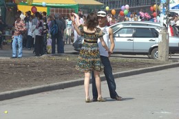 Танец молодых / 9 мая,репортаж с праздничного гуляния в Новосибирском Академгородке.