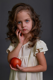 Девочка с яблоком / ***