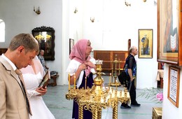 Молодые в молитве о здравии в Храме. / Нет в мире атеистов, есть люди не принятые в Храм или не нашедшие своего духовного пастыря. Группа молодых людей без сопровождения пожилых, по зову собственных сердец вошли в Храм Православный помолиться о Здравии родных и близких.