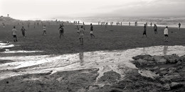 &nbsp; / Вечерний футбол на общедоступном пляже в Касабланке