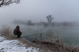 Зима, туман, рыбак. / Один из первых моих снимков (второй), сделанный на широкоугольник.
Ещё вариант 
[img]http://i.imgur.com/TFfz5H0.jpg[/img]