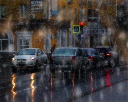 Вечером шёл дождь... / Перекрёсток улиц в центре города.